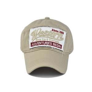 Detailansicht der khakifarbenen Baumwollkappe mit besticktem Western Vintage Aufnäher
