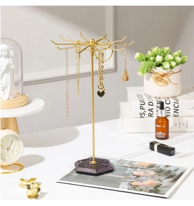 Porte-bijoux rotatif avec 10 crochets dorés et socle en marbre pour colliers et boucles