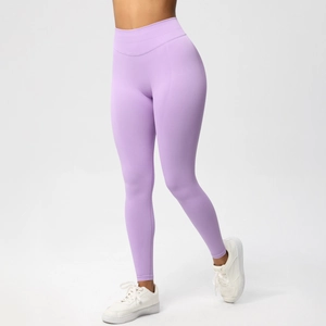 Details der nahtlosen Strickstruktur und des hohen Bundes der lila Yoga-Hose