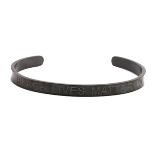 Zwarte roestvrijstalen armband met Black Lives Matter gravure op witte achtergrond