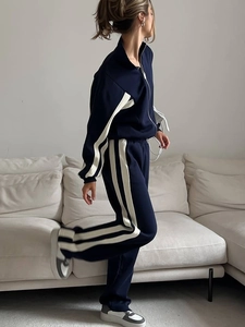 Ensemble survêtement bleu marine femme avec bandes latérales et veste zippée chic