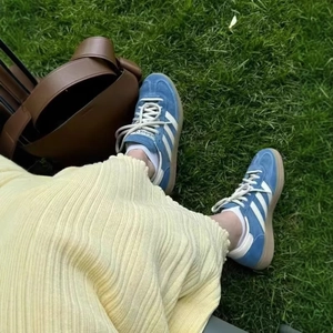 Baskets pour femmes en daim bleu avec bandes blanches et semelle en gomme style lifestyle