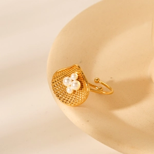 18K gold-plated stainless steel shell ring with four white pearls on ceramic dish