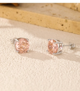 Gros plan de boucles d'oreilles en argent 925 avec zircons roses taillés en rose