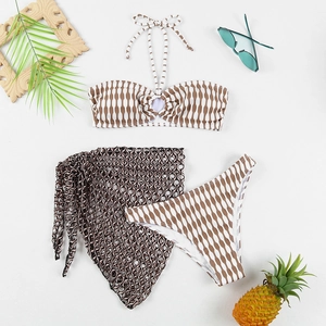 Détail d'un bikini 3 pièces à rayures avec une jupe de plage en maille marron assortie