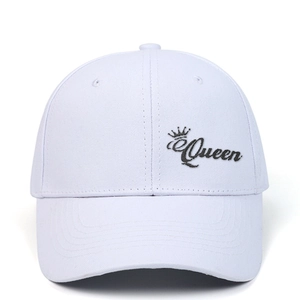 Berretto da baseball in cotone bianco con ricamo Queen nero e logo corona su sfondo pulito