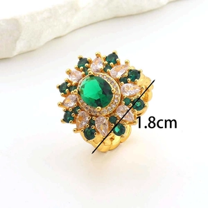 Macro shot of gold ring with emerald green gemstone cluster and 1.8cm head size detail