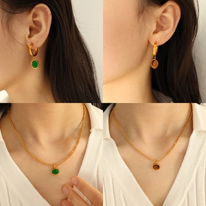 Set gioielli vintage in acciaio al titanio con pietre ovali verdi su collana e orecchini