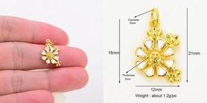 Détail du pendentif fleur marguerite dorée 18mm avec émail blanc et ses dimensions