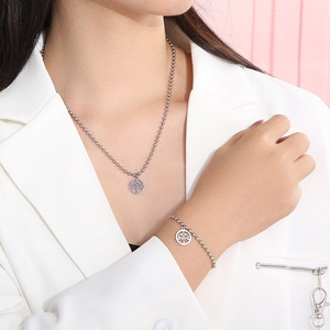 Set collana con ciondolo albero della vita e bracciale di perline su modella