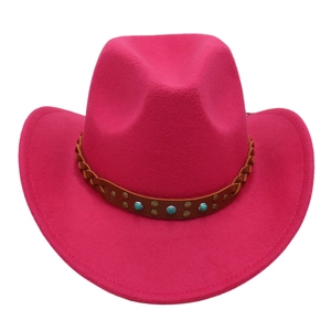 Détail d'un chapeau de cow-boy en feutre rose avec bande en cuir et perles turquoise