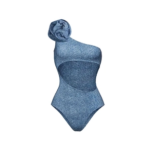 Détail d'un maillot de bain asymétrique bleu denim avec fleur en tissu et découpe taille