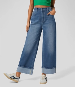 Dettaglio dei jeans a gamba larga a vita alta con risvolto retrò in blu lavato classico