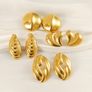 Set de pendientes de botón de corazón y geométricos bañados en oro de 18k