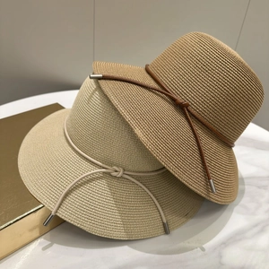 Détail du tissage de paille haute densité sur chapeaux de soleil avec élégant cordon cuir