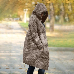 Dettaglio della maglia a trecce e texture marrone scuro sul cardigan invernale