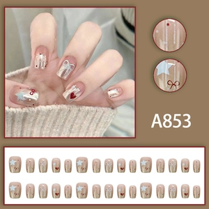 Faux ongles carrés courts avec base beige rose, cœurs rouges et nœuds blancs
