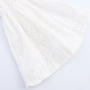 Haut court en dentelle blanche élégante avec broderie florale et manches cloches