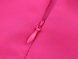 Vista macro di una cerniera invisibile rosa su tessuto in poliestere strutturato