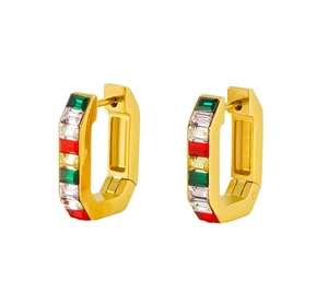 Détail de créoles en acier doré 18K avec zircons rectangulaires multicolores sertis