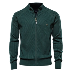 Détail de cardigan vert foncé pour hommes avec motif géométrique et fermeture éclair