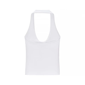 Détail du haut blanc sans manches dos nu montrant la coupe ajustée et le tissu extensible