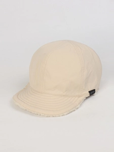 Dettaglio della trama del berretto in nylon beige con fodera in pile e etichetta laterale