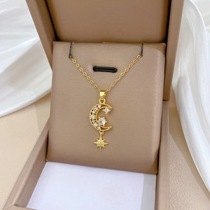 Élégant collier en acier titane doré avec pendentif pavé étincelant lune et étoile chic