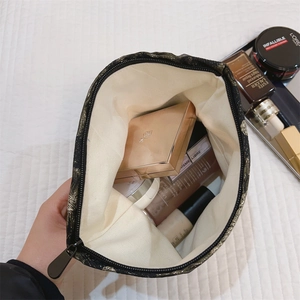 Makroansicht der offenen Vintage-Kosmetiktasche mit Platz für Make-up-Produkte