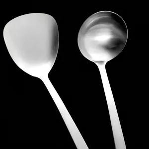 Détail de la spatule et de la louche en acier inoxydable avec manche en bois robuste
