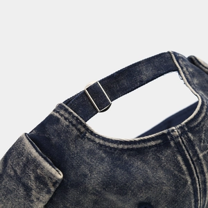 Détail de la boucle en métal et texture denim délavé sur ce bonnet vintage
