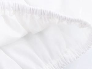 Detailaufnahme von weißem Mesh-Gewebe mit elastischem Band und feiner Nahtverarbeitung