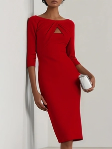 Detalle macro del vestido ajustado rojo con elegante diseño de escote cruzado y aberturas