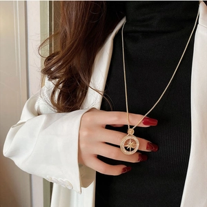 Elegante goldene Halskette mit Sternanhänger und funkelnden Kristallen an einem Model