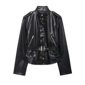 Schwarze PU-Lederjacke für Damen mit Stehkragen und Taillengürtel auf weißem Hintergrund
