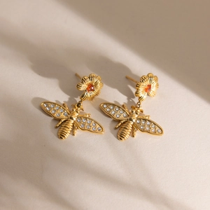 Boucles d'oreilles abeille et fleur dorées avec zircon rouge et strass brillants