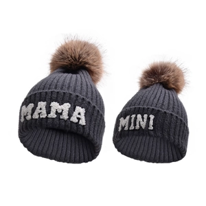 Set di berretti in maglia MAMA e MINI coordinati con pompon in grigio scuro