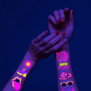 Tatouages temporaires néon avec motifs pop art pour fête et art corporel sur le bras