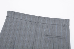 Dettaglio macro dei pantaloni eleganti grigi a righe con cuciture e passanti per cintura