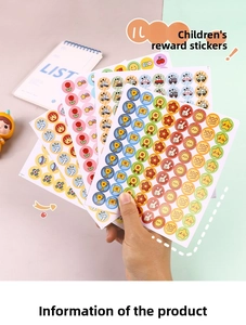 Gros plan d'autocollants de récompense colorés avec trophées, étoiles et fleurs rouges