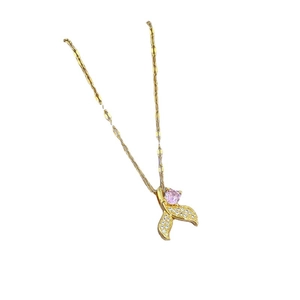 Collana a coda di pesce dorata con gemma rosa e cristalli di zirconi micropavé