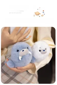 Gros plan de peluches morse douces avec de jolies défenses en couleurs bleu et blanc