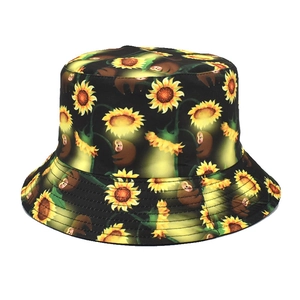 Détail de l'imprimé tournesol et paresseux sur un chapeau bob réversible noir