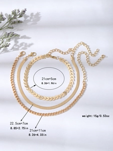 Détails de trois bracelets de cheville dorés en acier inoxydable avec mailles serpent