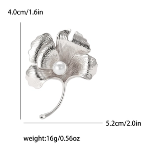 Detail of silver ginkgo leaf brooch with pearl, dimensions 4.0x5.2cm, weight 16g
