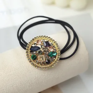 Vue macro détaillée d'un élastique à cheveux orné de strass colorés et cristaux émeraude