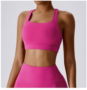 Dettaglio del reggiseno sportivo rosa ad alto sostegno con scollo quadrato e spalline