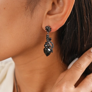 Détail de boucles d'oreilles vintage avec cristaux noirs en forme de cœur