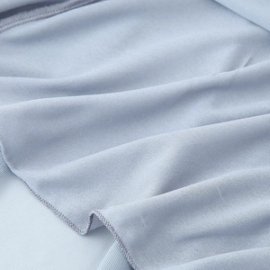 Ärmelloses französisches Netzkleid in Hellblau mit Stoffstruktur und Wellensaum-Detail