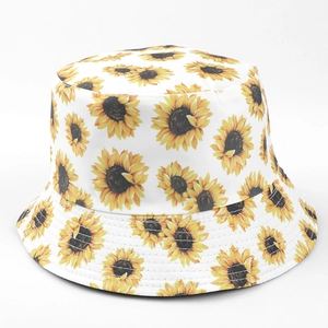 Détail de l'imprimé tournesol jaune et des coutures sur le chapeau bob en coton blanc